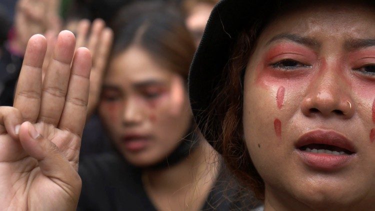 Demonstrantin mit aufgemalten Tränen am Mittwoch in Rangun