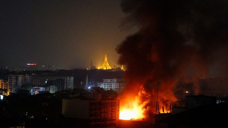 Uno degli incendi durante gli scontri con i militari - Yangon, Myanmar (AFP)