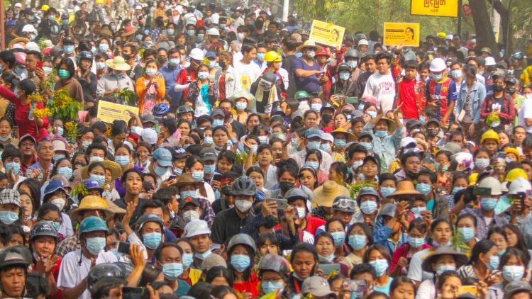 Nuove proteste contro i militari in tutto il Myanmar