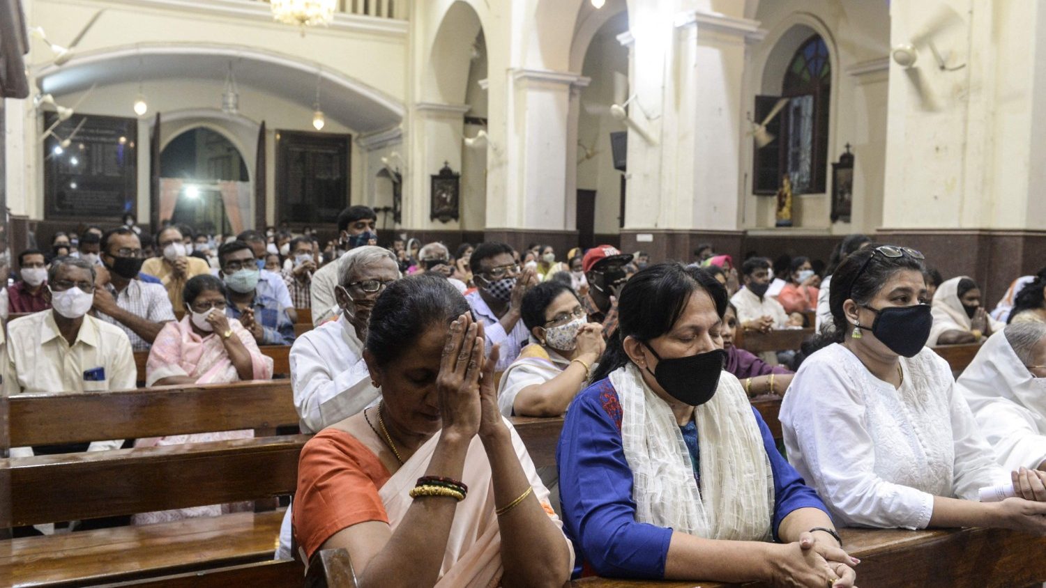 Indie: ksiądz zaatakowany nożem, spalone książki religijne - vatican news