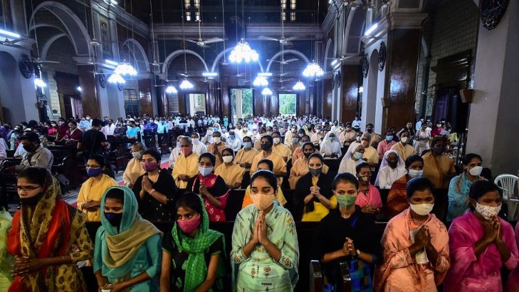 Chrétiens indiens priant lors du Vendredi saint, 2 avril 2021, en la cathédrale saint Joseph d'Allahabad. 