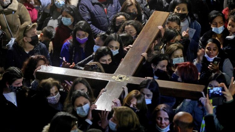 Na Sexta-feira Santa, cristãos carregam uma Cruz na Cidade Velha de Jerusalém 