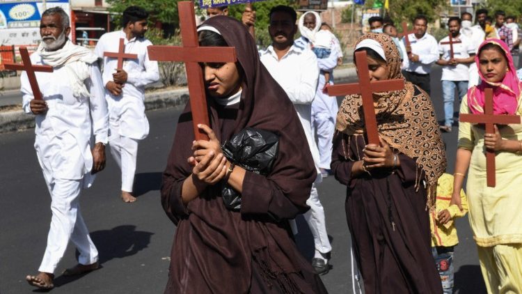 Cristãos celebram a Sexta-feira da Paixão em Khasa, 35 km de Amritsar