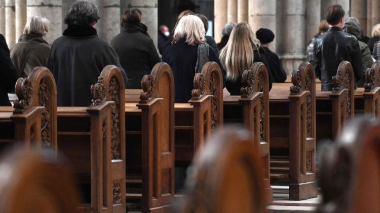 Kirchenbänke immer leerer - Bischof Becker sieht auch systemische Gründe für die Kirchenkrise