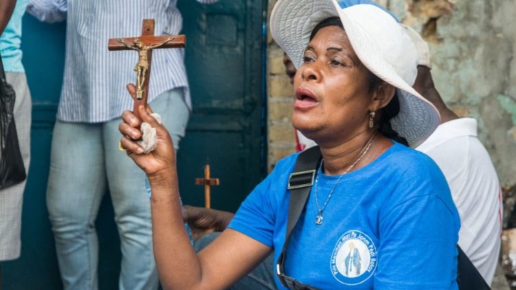 Une femme participe au chemin de Croix du Vendredi Saint à Port-au-Prince, le 2 avril 2021