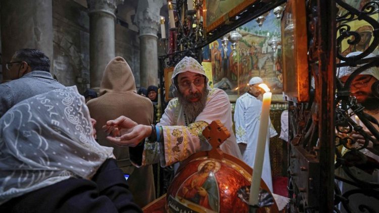 Koptischer Priester am Ostersonntag in der Grabes- und Auferstehungskirche in Jerusalem
