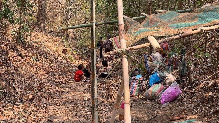 Raseljeno stanovništvo u Mjanmaru koje je utočište pronašlo u šumi
