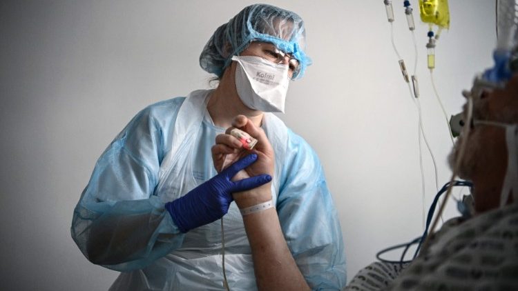 Un médecin avec un patient souffrant de la Covid-19 à l'Hopital Européen Georges Pompidou (Paris) le 6 avril 2021