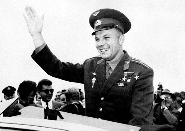 Jurij Gagarin saluta la folla
