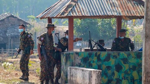 Kraupios žudynės Mianmare Kalėdų išvakarėse
