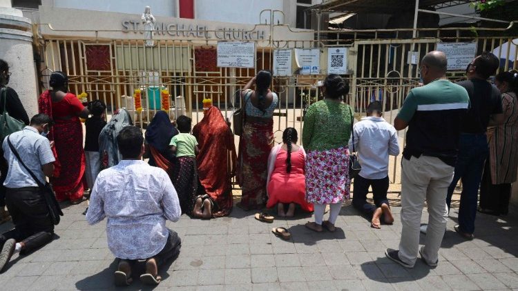 Индийски християни се молят пред затворените врати на църквата "Св. Михаил" в Мумбай след нарастващите случаи на коронавирус. 4.07.2021
