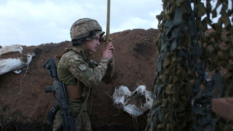Soldato ucraino vicino la linea del fronte nell'est del Paese