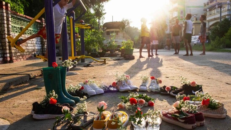 Schuhe mit Blumen erinnern in Rangun an die getöteten Demonstranten 