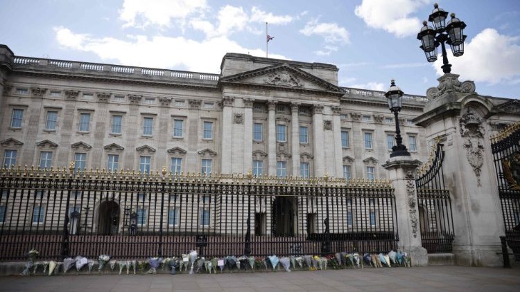 Viele legten zum Tod von Prinz Philip Blumen vor dem Buckingham Palast nieder 