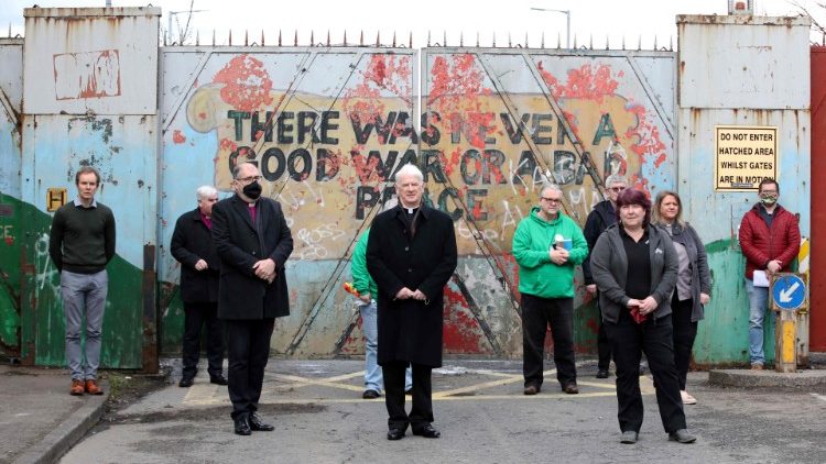 Църковни лидери от двете общности пред "Стената на мира", разделяща  Белфаст на католическа и протестантска част, с призив за прекратяване на насилието.