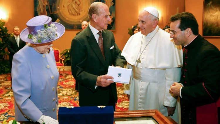Påven Franciskus uttrycker sin sorg över Storbritanniens prins Philips död.  Arkivbild: Drottning Elisabeth och prins Philip vid möte med påven Franciskus i Vatikanen 3 april 2014.