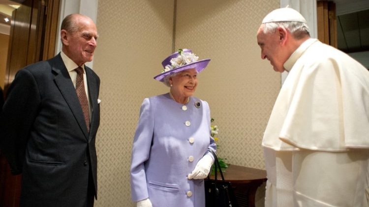 El Papa Francisco saluda a la Reina Isabel II y al Príncipe Felipe el 3 de abril de 2014