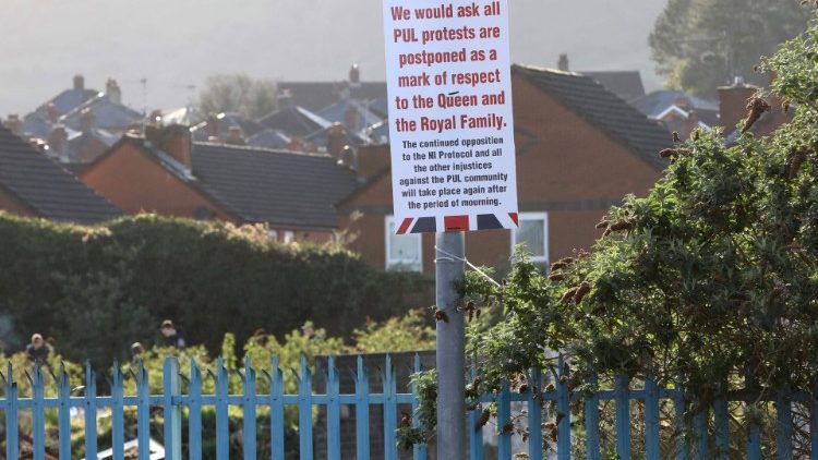 Dans certains quartiers loyalistes de Belfast, des pancartes appellent les unionistes à suspendre leurs manifestations après la mort du Prince Philip, époux de la Reine Élisabeth, le 9 avril 2021