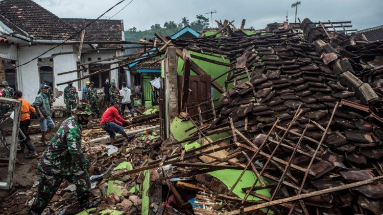 Betroffene und Soldaten besichtigen die durch das Erdbeben entstandenen Schäden in Malang, Ost-Java