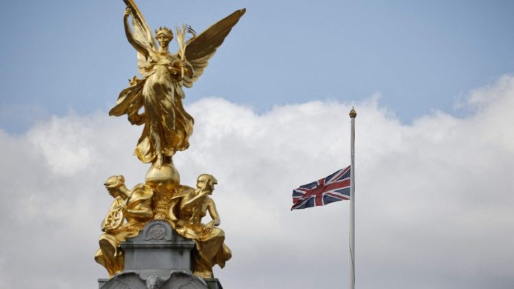 Félárbocon a Buckingham palota zászlaja 