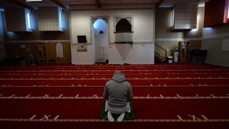 Ein Muslim betet im Avicenna-Kulturzentrum in Rennes, das durch Schmierereien verunstaltet wurde