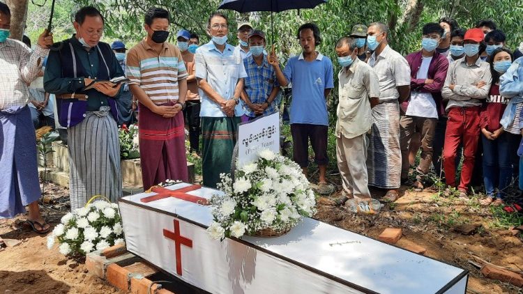 Funérailles le 11 avril 2021 de Saw Sal Nay Muu, décédé en essayant de fuir un checkpoint des forces de sécurité birmane à Dawei. 