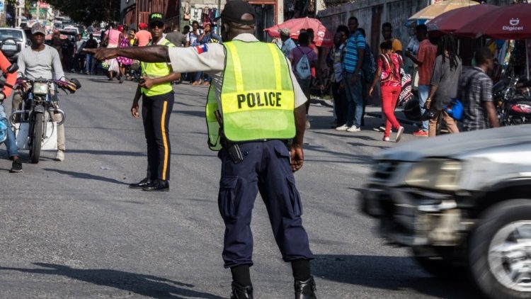 Polizisten regeln den Verkehr in der Hauptstadt Port-au-Prince