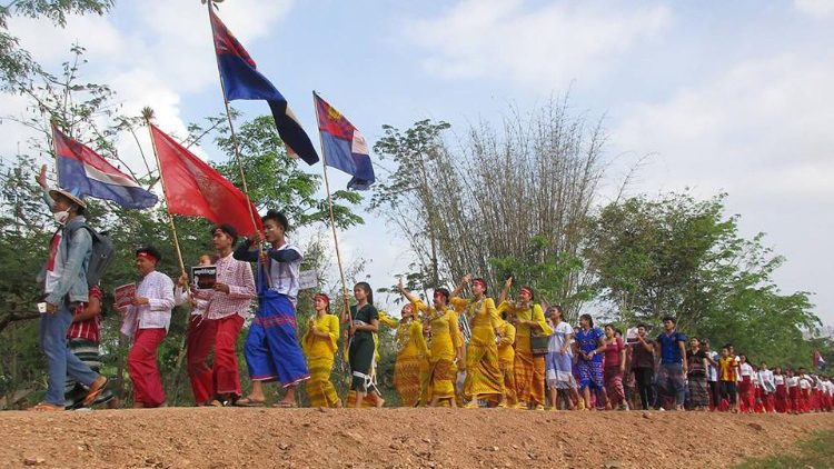 Le 14 avril, des manifestants marchent contre le coup d'État en Birmanie, dans l'état karen.