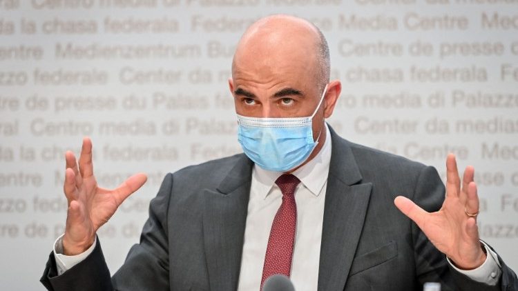 Das Schweizer Bundesratsmitglied Alain Berset bei der Presskonferenz in Bern, bei der die Lockerungen angekündigt wurden