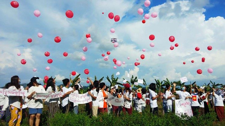 Demonstranten lassen am Donnerstag in Dawei Ballons als Zeichen des Protestes fliegen