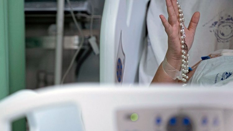 Пациент с Covid -19 държи броеница в болница в Белем, Бразилия, 4 април 2021 г. 