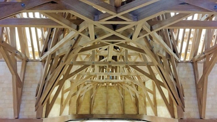 Ein Modell des durch den Brand zerstörten Holzgebälkes von Notre-Dame