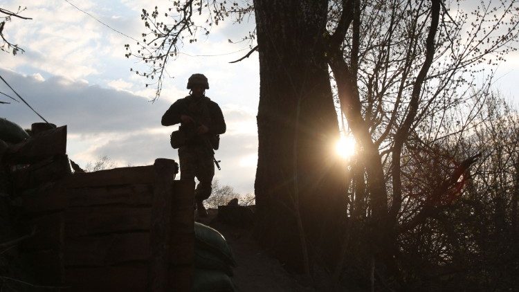 Un militare nella zona di confine tra Russia e Ucraina