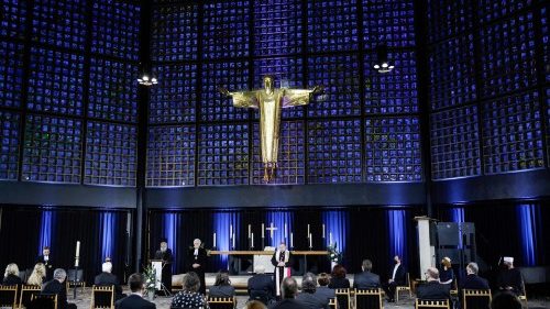 D: Kirchen gedenken der Toten in der Corona-Pandemie