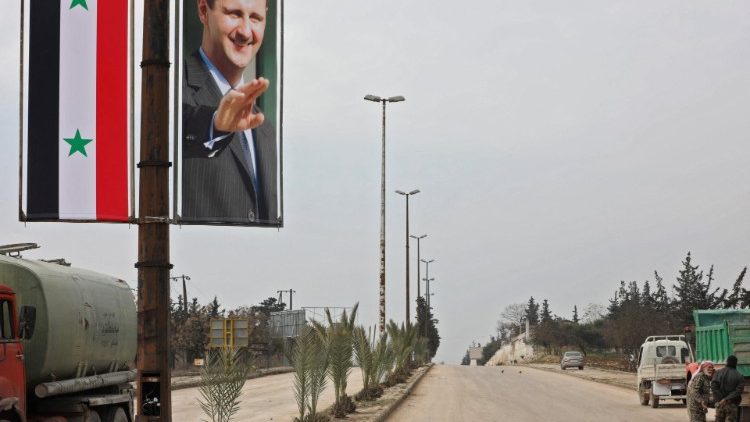 Straße zwischen Aleppo und Syrien mit Werbeplakat für Präsident Assad