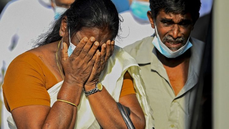 Il vivo dolore di una donna per la perdita dei suoi cari, a distanza di quasi due anni dagli attacchi in Siri Lanka costati la vita a 279 persone