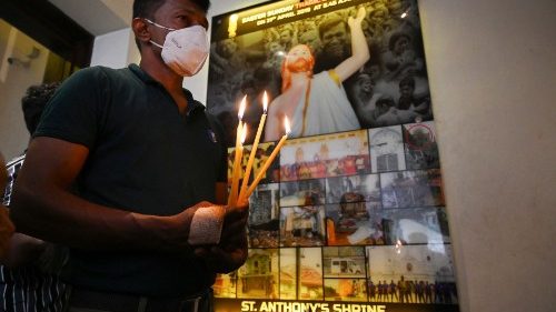 Sri Lanka: bandeiras pretas içadas em protesto por lentidão na investigação dos atentados da Páscoa