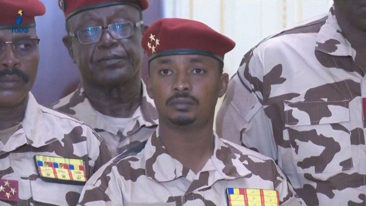 seit dem Tod seines Vaters im April 2021 ist  General Mahamat Idriss Déby Itno  an der Macht 