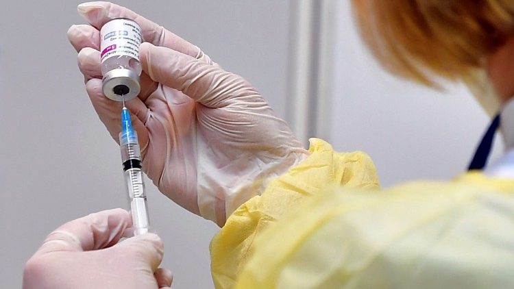 A Bosnian health worker prepares a dose of a Covid-19 vaccine