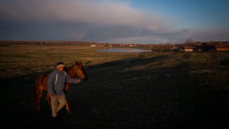 Mann mit Pferd in Bulgarien