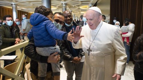 El Papa visita a las personas necesitadas que se vacunaron en el Vaticano