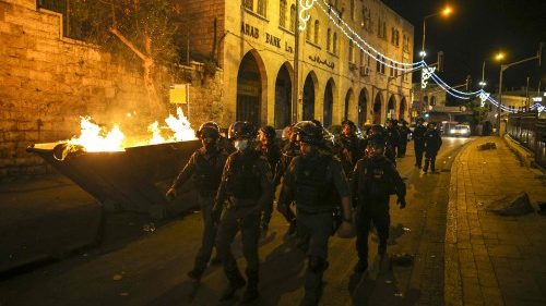 Gerusalemme: scontri nella città vecchia dopo la preghiera islamica del venerdì