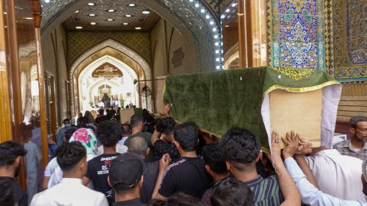 Les enterrements de victimes ont eu lieu toute la journée d'hier dans la ville sainte de Najaf