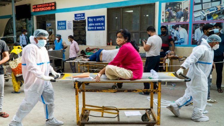 Des patients atteints du Covid pris en charge à l'extérieur d'un hôpital de New Delhi. 