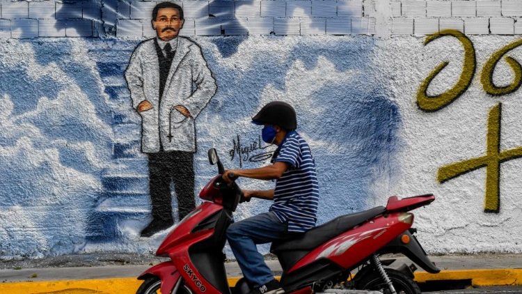 Mural alusivo ao médico pintado em muro de Caracas