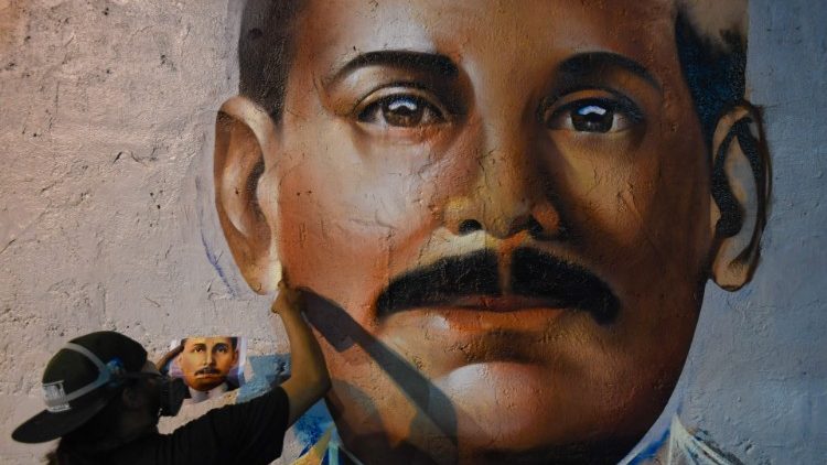 Artista Wolfang Salazar aka Badsura pinta um mural com o rosto do Dr. José Gregorio em Caracas