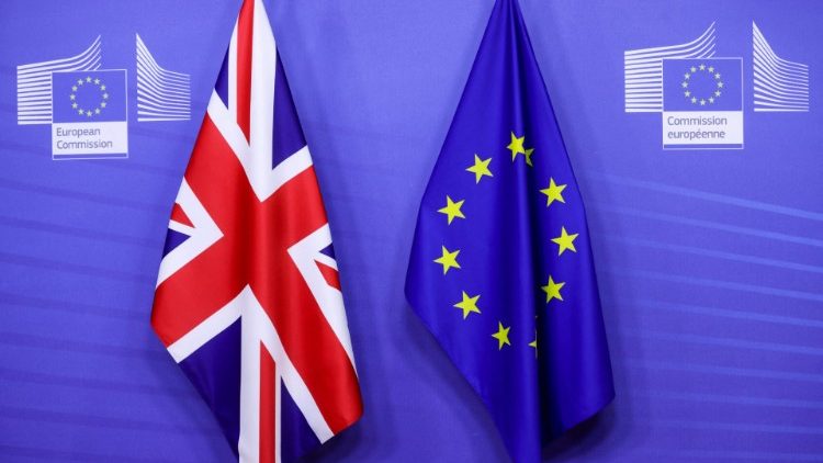 Brexit, le bandiere di Regno unito e Unione europea