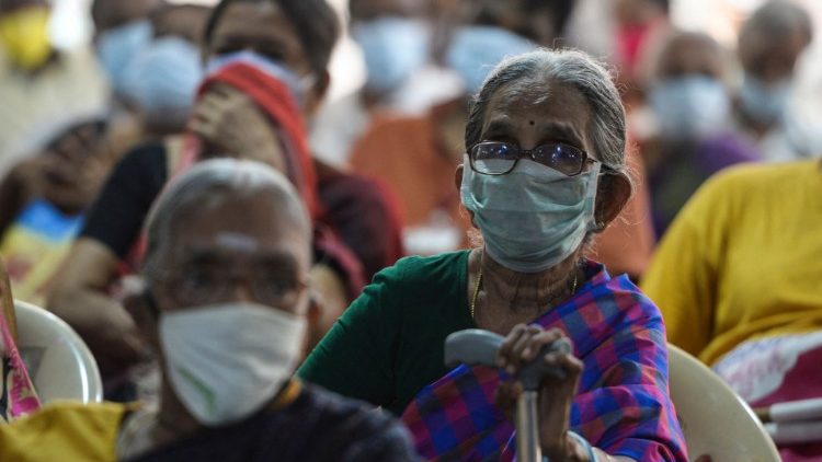 Donna indiana in fila per il vaccino a Chennai