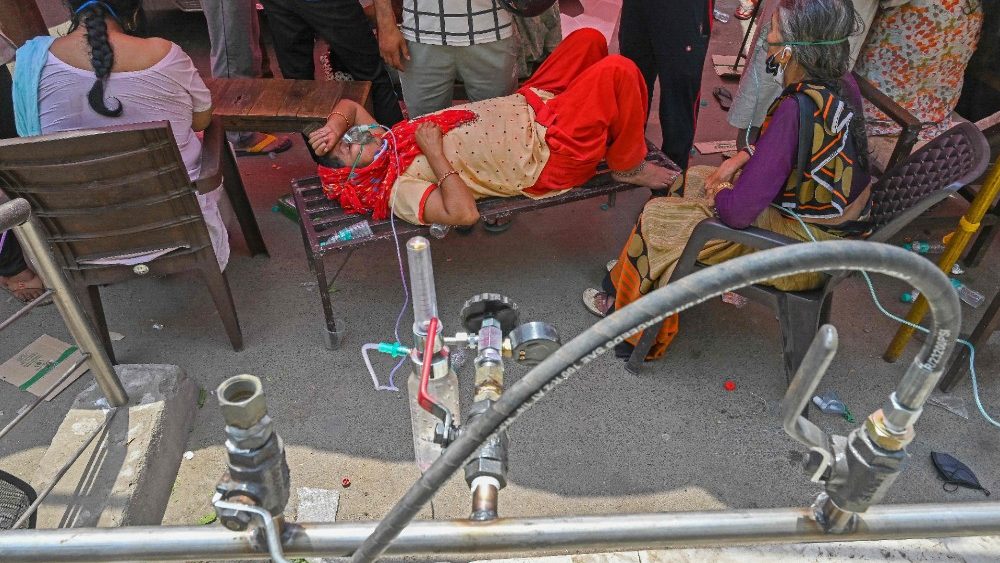 Os pacientes respiram com a ajuda de oxigênio fornecido por um Gurdwara, um local de culto para Sikhs, sob uma tenda instalada ao longo da estrada em meio à pandemia de coronavírus Covid-19 em Ghaziabad em 29 de abril de 2021. (Foto de Prakash SINGH / AFP)