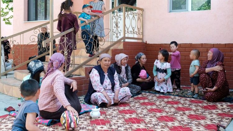 Cittadini kirghizi evacuati a causa degli scontri al confine col Tagikistan